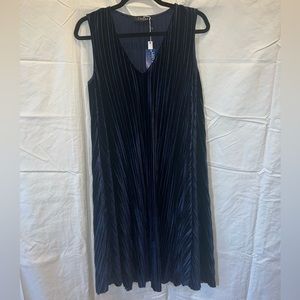 V-neck blue pleated velvet midi dress